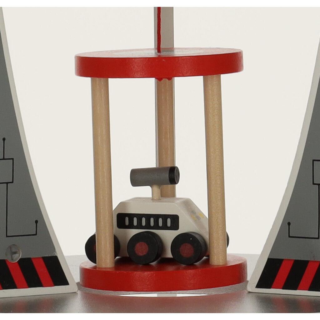 Dřevěná vesmírná raketa s astronauty