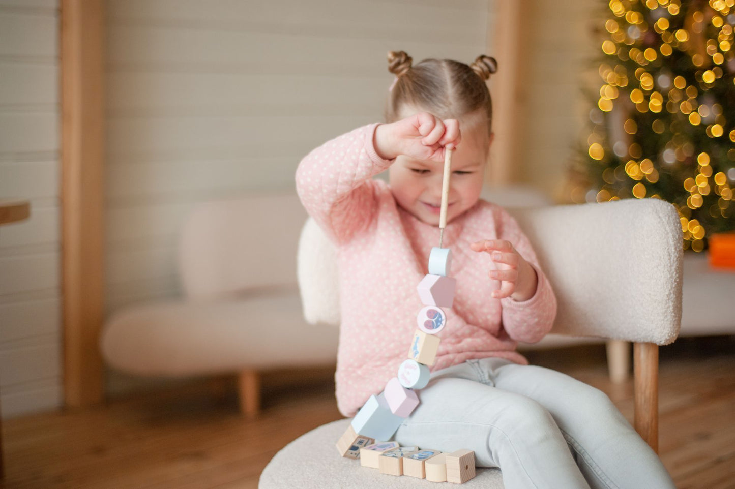 CUBIKA Pastel 16013 Navlékací pohádka - navlékací set - 13 dřevěných dílů a 8 předloh