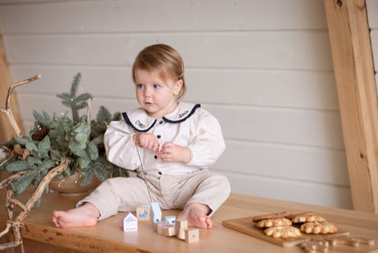 CUBIKA Pastel 16013 Navlékací pohádka - navlékací set - 13 dřevěných dílů a 8 předloh