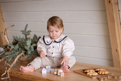 CUBIKA Pastel 16013 Navlékací pohádka - navlékací set - 13 dřevěných dílů a 8 předloh