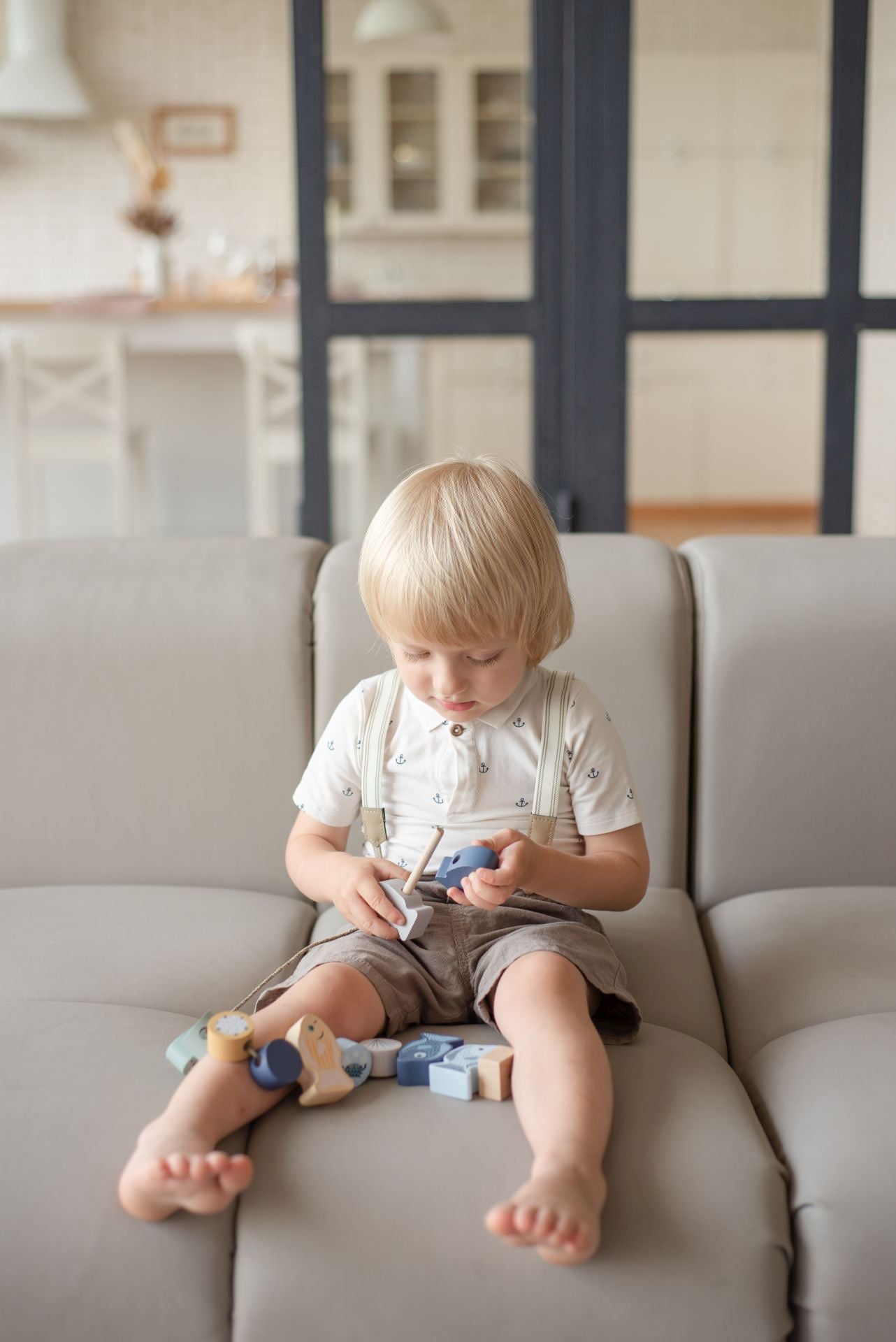 CUBIKA Pastel 16020 Navlékací ryby a mořští živočichové - navlékací set - 13 dřevěných dílů a 8 předloh