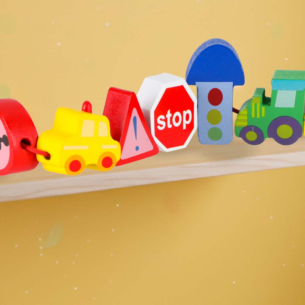 Dřevěné navlékací kostky – Auta a dopravní prostředky + hrací tabulka