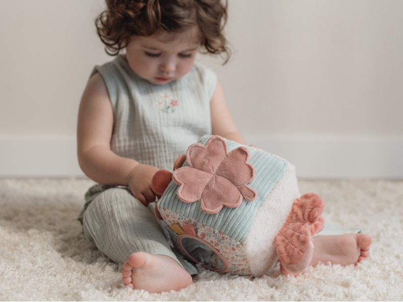 Kostka textilní s aktivitami králíček Miffy Lucky Blossom