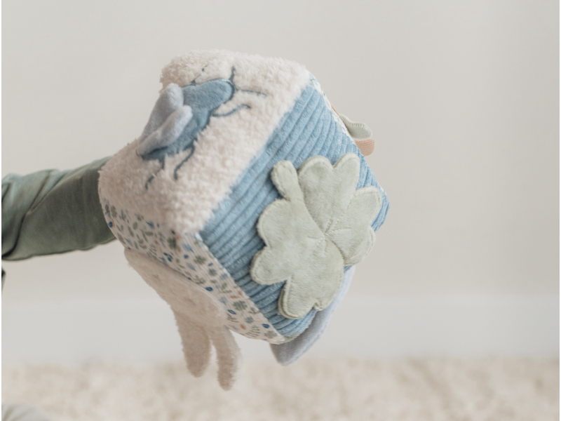 Kostka textilní s aktivitami králíček Miffy Lucky Leaves