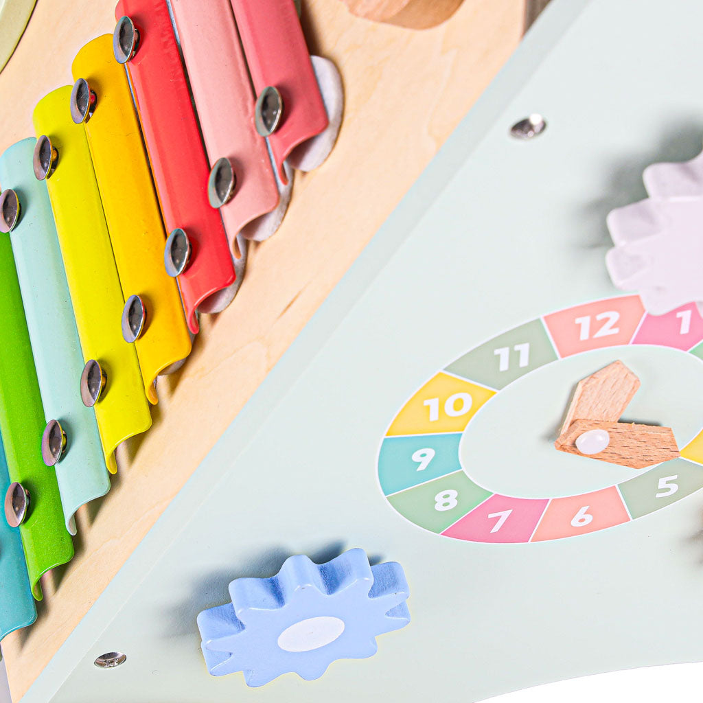 Modré dřevěné chodítko s počítadlem