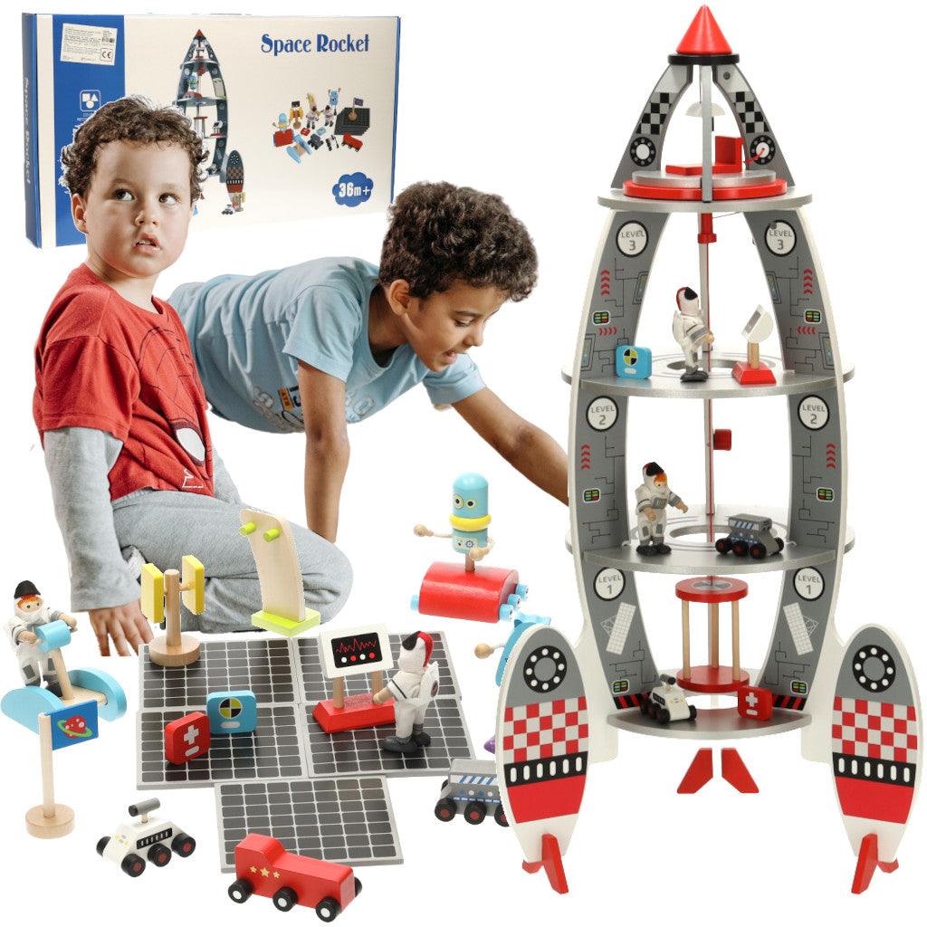 Dřevěná vesmírná raketa s astronauty