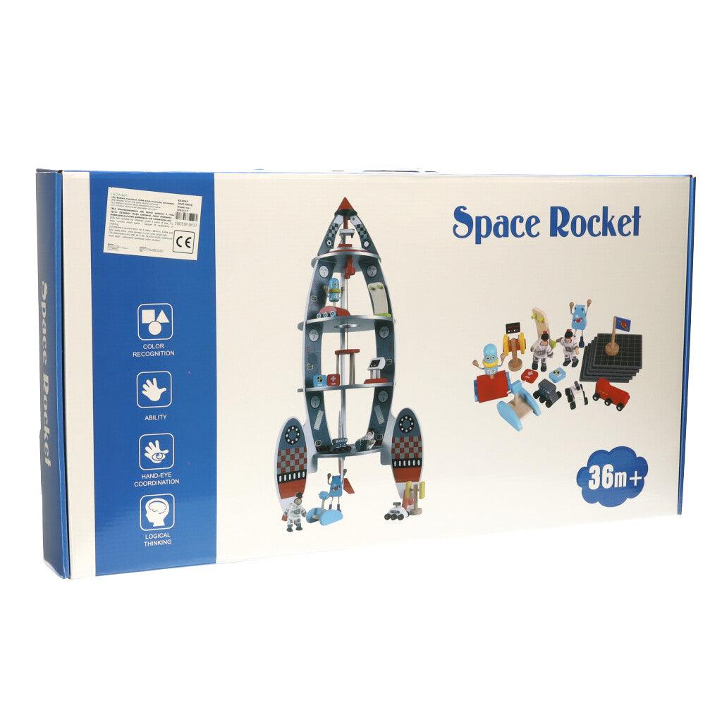 Dřevěná vesmírná raketa s astronauty